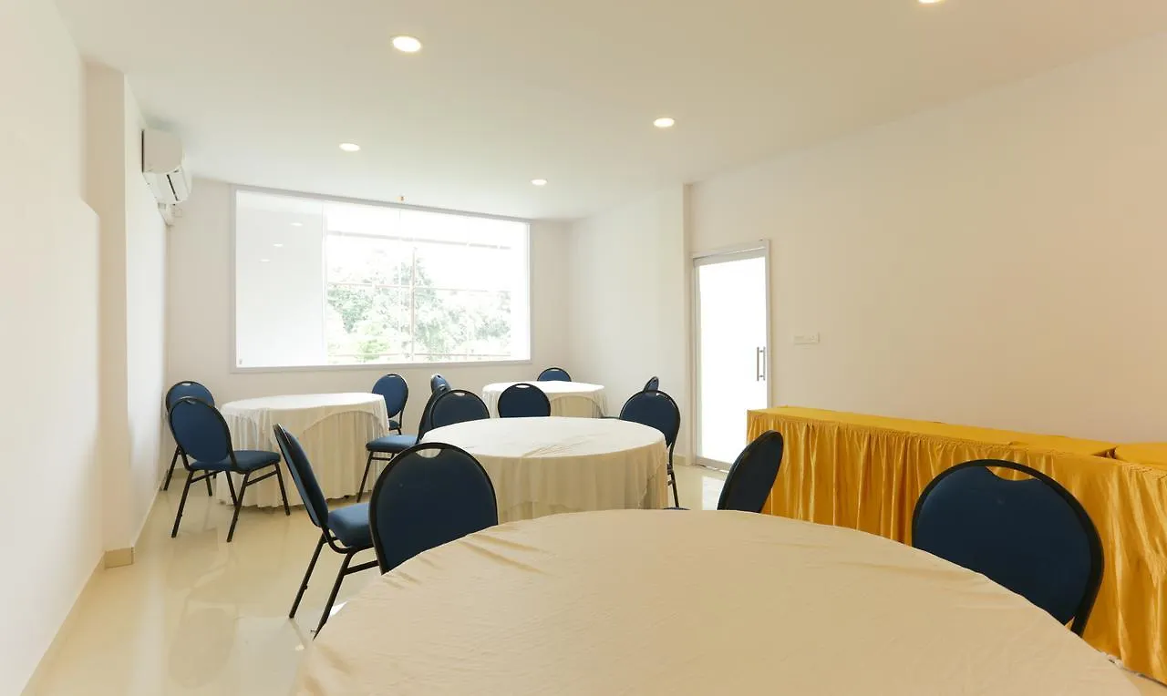 Heaven Gardens Hotel Kochi 3*,